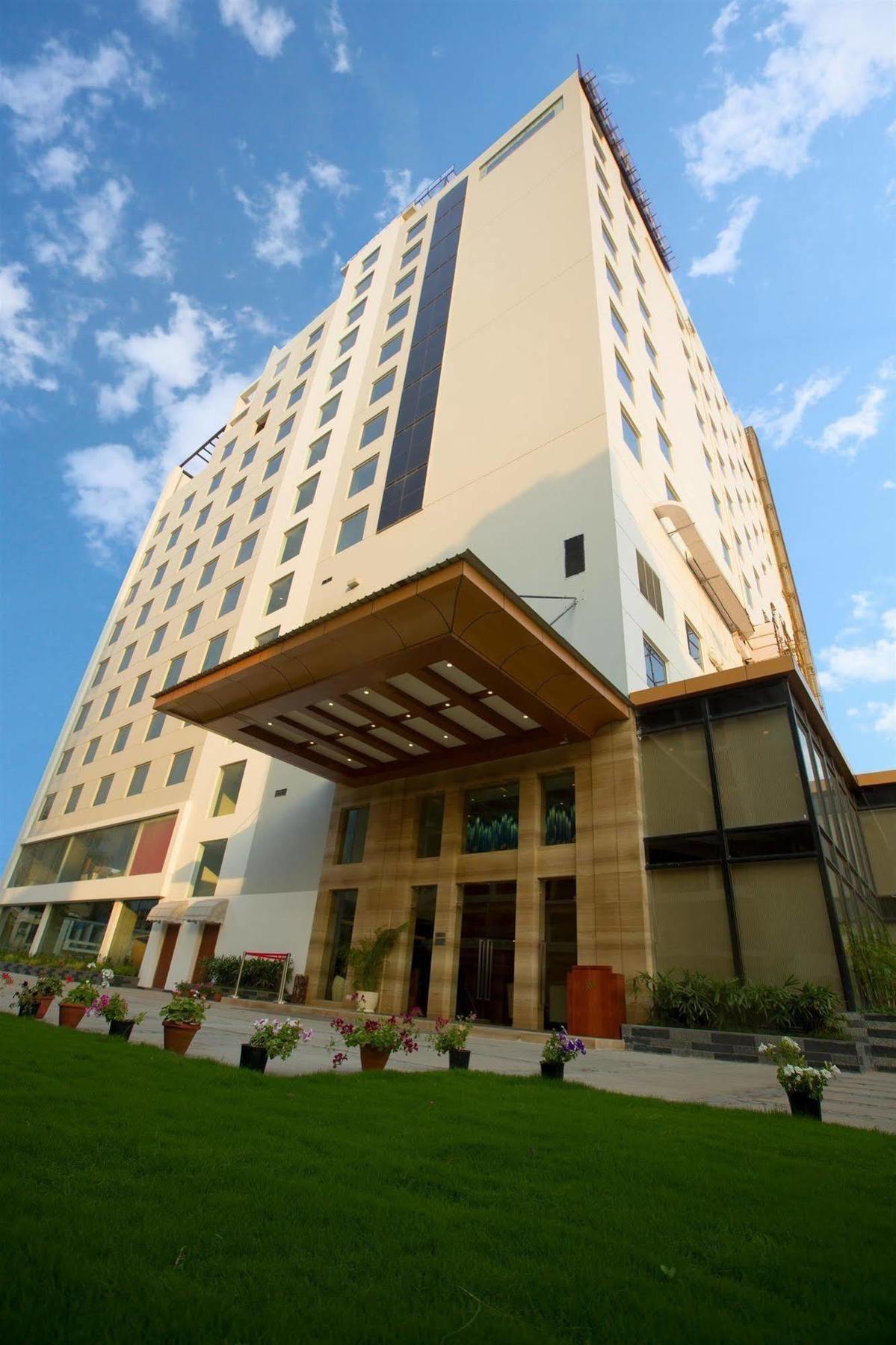 Golden Tulip Vasundhara Hotel y Suites Ghaziabad Exterior foto